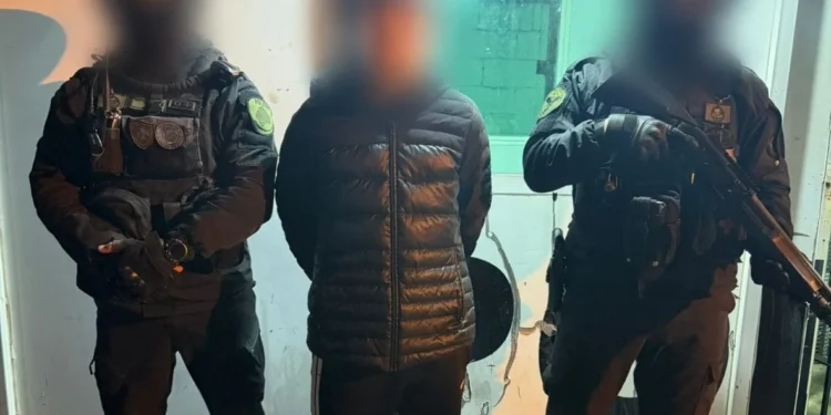 La Policía de la Ciudad detuvo en la Villa 1-11-14 del Bajo Flores a un hombre de 25 años con domicilio en el partido bonaerense de San Martín, quien estaba prófugo y registraba tres pedidos de captura vigentes por causas vinculadas a robo agravado y privación ilegítima de la libertad.