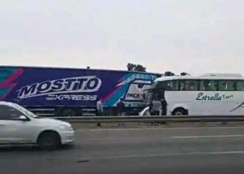 CAMPANA: UN COLECTIVO SE INCRUSTÓ EN UN CAMIÓN DE MILAGRO NO HAY HERIDOS DE GRAVEDAD .