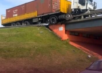 GRAVE ACCIDENTE EN PANAMERICANA: UN CAMIÓN PERDIÓ EL CONTROL, ROMPIÓ PARTE DE UN PUENTE Y DEJÓ HERIDOS