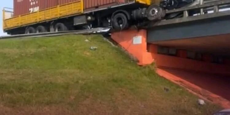 GRAVE ACCIDENTE EN PANAMERICANA: UN CAMIÓN PERDIÓ EL CONTROL, ROMPIÓ PARTE DE UN PUENTE Y DEJÓ HERIDOS