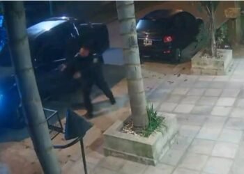 LA TABLADA : LE QUISIERON ROBAR JUNTO A SU FAMILIA PERO ERA SUBCOMISARIO Y TERMINÓ ABATIENDO A LOS DOS DELINCUENTES.