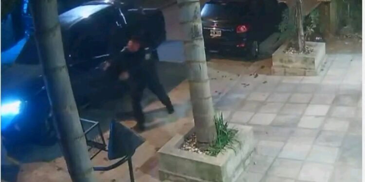 LA TABLADA : LE QUISIERON ROBAR JUNTO A SU FAMILIA PERO ERA SUBCOMISARIO Y TERMINÓ ABATIENDO A LOS DOS DELINCUENTES.