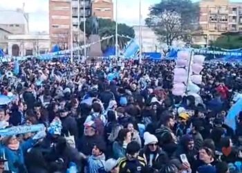 MORON: EN LA PLAZA DEL MUNICIPIO PUSIERON PANTALLA PARA QUE LOS VECINOS PUEDAN VER EL PARTIDO.