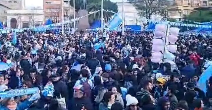 MORON: EN LA PLAZA DEL MUNICIPIO PUSIERON PANTALLA PARA QUE LOS VECINOS PUEDAN VER EL PARTIDO.