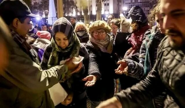 CONGRESO Y PLAZA DE MAYO HACEN OLLAS POPULARES .