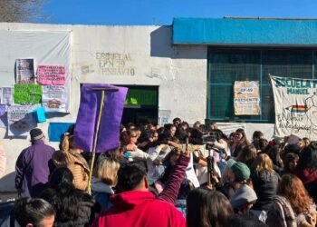 Conmoción en Moreno: una docente fue agredida por la madre de una alumna y convocan a un paro distrital.