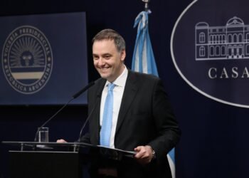 MANUEL ADORNI PRESENTO SU RENUNCIA .