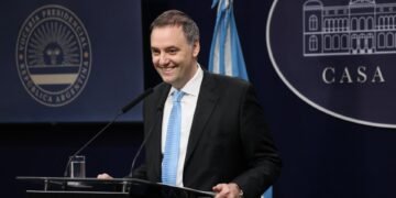 MANUEL ADORNI PRESENTO SU RENUNCIA .