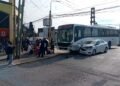 PILAR COLECTIVO CHOCO A UN AUTOMOVIL.