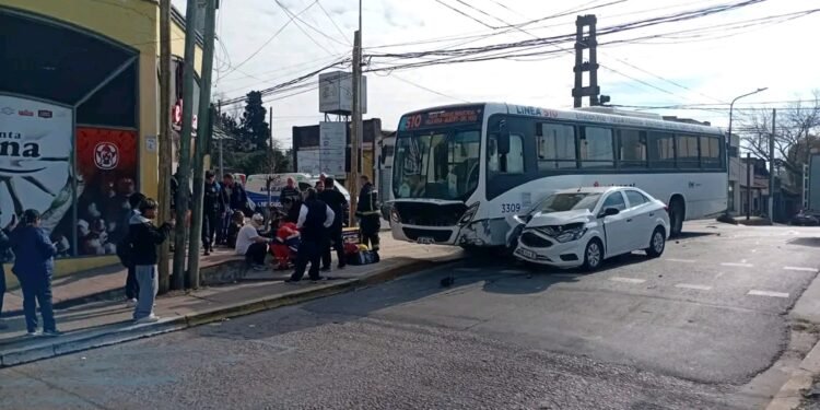 PILAR COLECTIVO CHOCO A UN AUTOMOVIL.