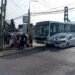 PILAR COLECTIVO CHOCO A UN AUTOMOVIL.