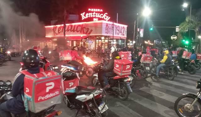 DELIVERYS CORTAN AVENIDAS EN ITUZAINGÓ: «NO GANAMOS 10 MIL PESOS AL DÍA Y NOS ROBAN .