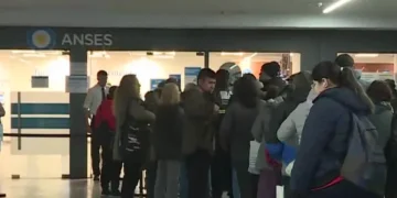 LARGAS FILAS EN LOS CENTROS DE SUBE PARA REGRISTRAR LA SUBE CUD .