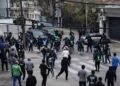 HINCHAS DE SAN MIGUEL SE ENFRETARON CON LA POLICIA .