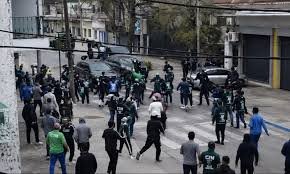 HINCHAS DE SAN MIGUEL SE ENFRETARON CON LA POLICIA .