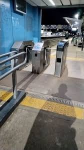 LINEA SAN MARTIN PASAJEROS SE QUEJAN QUE NO FUNCIONAN LOS MOLINETES Y CUANDO SUBEN AL TREN LE COBRAN MULTAS.