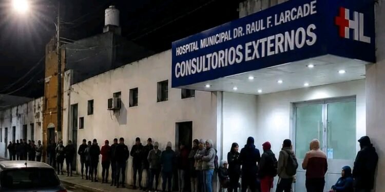 Largas filas en el Hospital Larcade de San Miguel para obtener turnos médicos