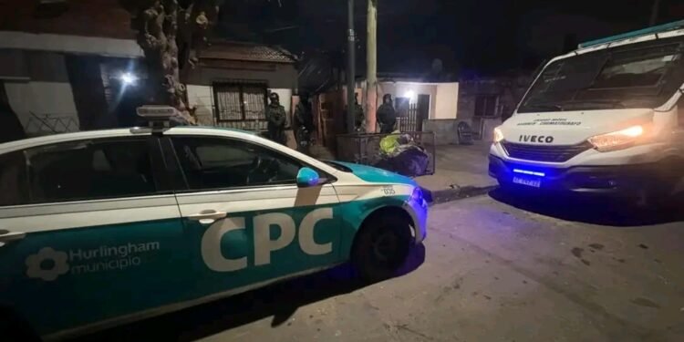 Desarticulan un presunto punto de venta de drogas en Hurlingham: dos detenidos.