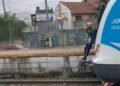 Imprudencia en el Tren Roca: un hombre fue captado viajando colgado del exterior de una formación.