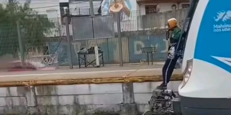 Imprudencia en el Tren Roca: un hombre fue captado viajando colgado del exterior de una formación.
