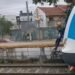 Imprudencia en el Tren Roca: un hombre fue captado viajando colgado del exterior de una formación.
