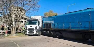 Un tren de la línea Roca chocó contra un camión detenido sobre las vías en Cañuelas.