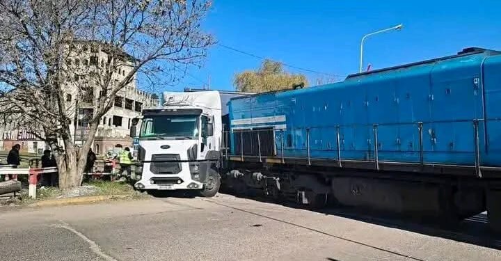 Un tren de la línea Roca chocó contra un camión detenido sobre las vías en Cañuelas.