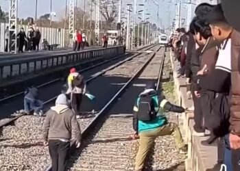 Violentos incidentes en la estación Ardigó: dos policías resultaron heridos.