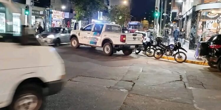 Investigan la muerte de un hombre en el baño de un restaurante de Santos Lugares.