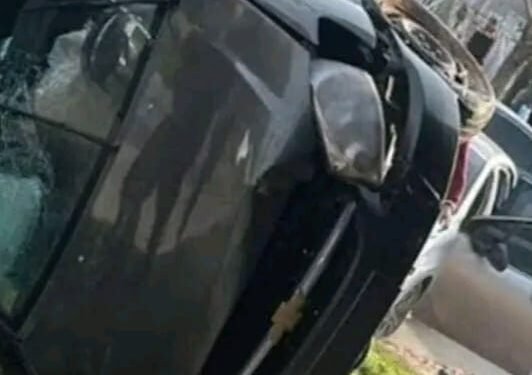 Virrey del Pino: dos sospechosos volcaron un auto robado tras un tiroteo con la Policía Bonaerense.
