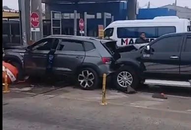 Tres vehículos chocaron en cadena en el peaje rumbo a Provincia: no hubo heridos de gravedad.
