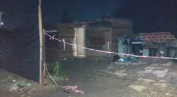 Asesinaron a tiros a un hombre de 32 años en una casilla de La Plata: buscan al presunto autor.
