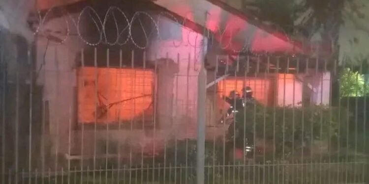 Una mujer murió y tres personas resultaron heridas tras un voraz incendio en una vivienda de Lomas de Zamora.