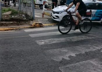 Tragedia en Ramos Mejía: una joven cruzó con las barreras bajas y murió tras ser embestida por un tren del Sarmiento.