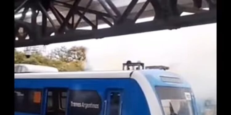 Un tren de la línea Mitre sufrió un arco voltaico en la estación 3 de Febrero.