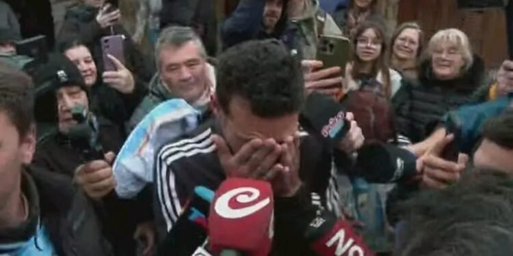 Lionel Scaloni regresó a Pujato y fue recibido por una multitud tras el Mundial.