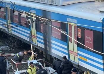 Choque entre una moto y un tren del Sarmiento provocó demoras e incendio en Morón.