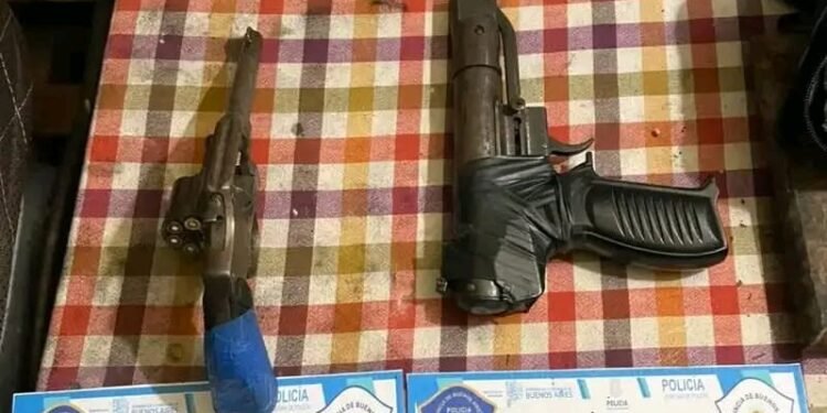 Desarticulan punto de venta de drogas en Villa Tesei: cuatro detenidos y armas secuestradas