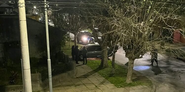 Hallan a una persona fallecida dentro de un auto en San Miguel