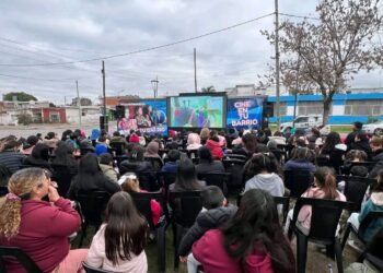 Bella Vista : Cine en tu Barrio» llegó a  Barrio Obligado y reunió a las familias en una tarde de entretenimiento.