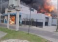 Voraz incendio en una colchonería de El Talar: trabajan varias dotaciones de Bomberos.