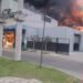 Voraz incendio en una colchonería de El Talar: trabajan varias dotaciones de Bomberos.