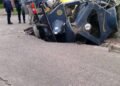 Tres de Febrero: Un camión quedó atrapado al caer en un bache de grandes dimensiones.