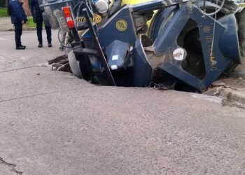 Tres de Febrero: Un camión quedó atrapado al caer en un bache de grandes dimensiones.