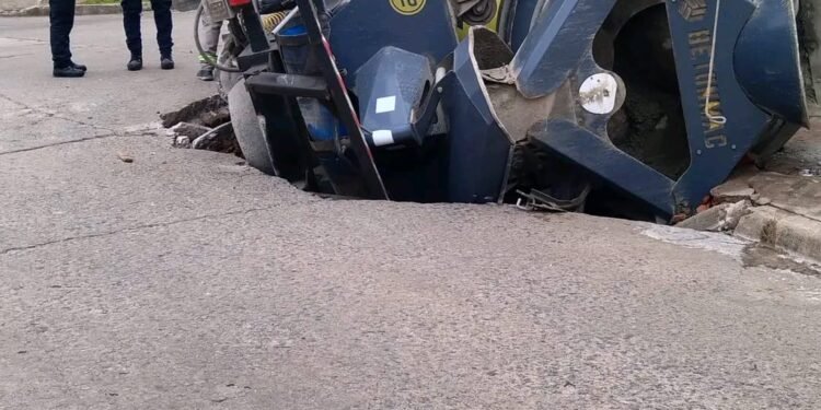 Tres de Febrero: Un camión quedó atrapado al caer en un bache de grandes dimensiones.