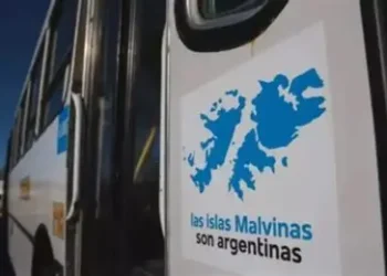 Denuncian el retiro de la leyenda «Las Islas Malvinas son argentinas» en el Transporte Publico  y crece la polémica y debate .