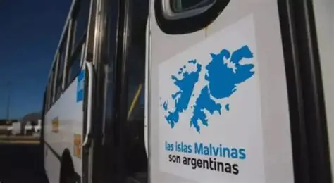 Denuncian el retiro de la leyenda «Las Islas Malvinas son argentinas» en el Transporte Publico y crece la polémica y debate .