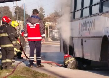 Un colectivo de la Línea 276 se incendió en Matheu y los pasajeros fueron evacuados.
