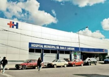 Tres delincuentes fueron detenidos tras una persecución y vuelco en San Miguel.
