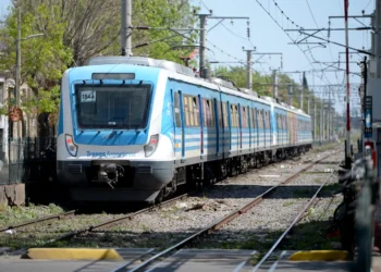 Cuatro días sin servicio en el Tren Sarmiento y Mitre : largas filas y complicaciones para miles de pasajeros.